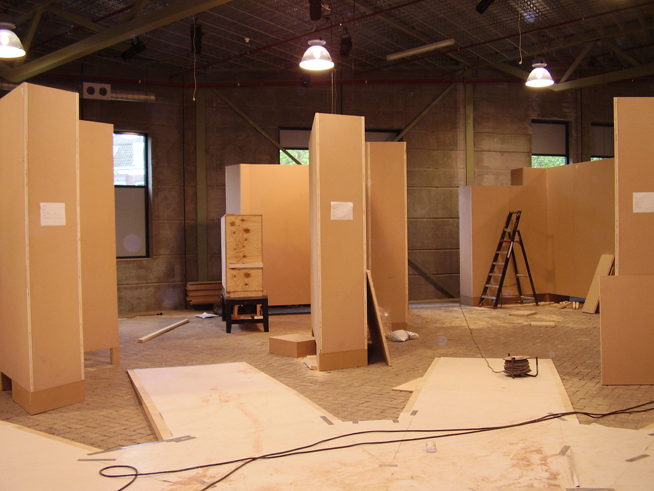 Opbouwen tentoonstelling in spoorwegmuseum. Aannemer Urbanizer